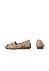 Beige, geperforeerde instapschoenen met een flexibele rubbersole en geschulpte randdetails. Lichtgewicht ontwerp en gestructureerd bovenwerk voor ademend vermogen.
