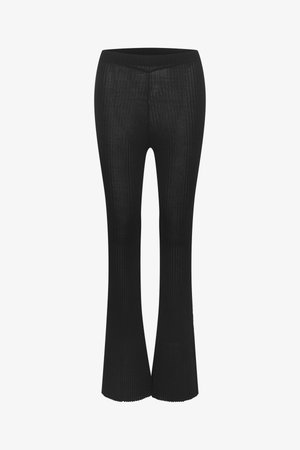 Pantaloni negri cu tiv evazat și talie ajustată, realizați dintr-un material moale și elastic. Prezintă dungi verticale și o textură netedă.