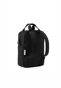 Schwarzer Rucksack mit gestepptem Material, gepolstertem Rücken und verstellbaren Trägern. Verfügt über eine Seitentasche und ein Markenetikett auf der Vorderseite.