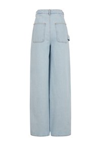 Vaqueros de denim de pierna ancha en azul claro, con una cintura alta, bolsillos traseros y detalles de costura sutiles.