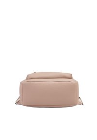 Prostokątny beżowy plecak ze strukturalnej skóry leżący płasko, z widocznym dolnym panelem i częścią regulowanych bocznych pasków.