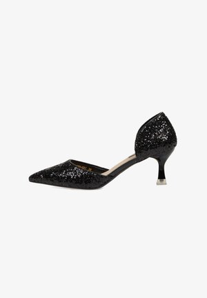 Zapato de tacón negro con lentejuelas, con punta afilada y tacón translúcido moderado. Interior suave con un borde cosido alrededor de la abertura.