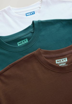 Kolm puuvillast t-särkide virn: valge, tumeteal ja pruuni värvi. Igal särgil on ümmargune kaelus ja etikett, mis näitab brändi ja suuruse üksikasju.