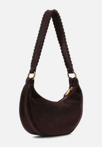 Borsa a mezzaluna in camoscio marrone scuro con tracolla intrecciata e zip dorata sulla parte superiore.