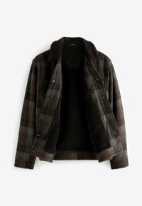 Giacca a quadri marrone e grigia con fodera in fleece nera, colletto aperto, bottoni a pressione e maniche lunghe, esposta aperta su uno sfondo bianco.