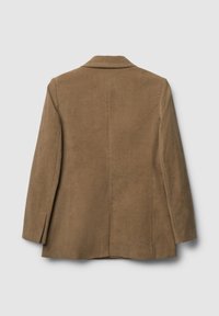 Blazer in velluto a coste marrone con una texture liscia, collo notch e maniche lunghe. Presenta una vestibilità sagomata e dettaglio con spacco posteriore.