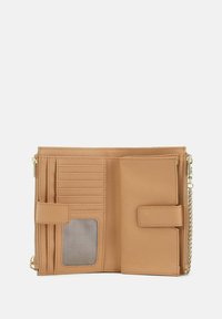 Portafoglio in pelle marrone chiaro con più scomparti per carte, una tasca trasparente per l'ID e una chiusura magnetica. Presenta una tracolla e una texture liscia.