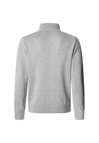 Suéter de color gris claro, con textura de punto suave, cuello alto, mangas largas, puños y dobladillo acanalados, diseño simple sin patrones visibles.