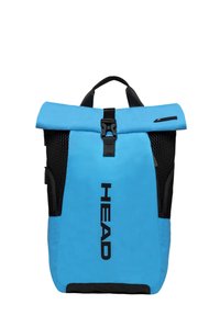 Sac à dos bleu avec rabat supérieur, fabriqué en tissu durable, avec des poches latérales en filet noir, une boucle centrale et un grand logo à l'avant.