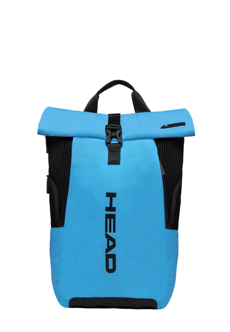 Sac à dos bleu avec rabat supérieur, fabriqué en tissu durable, avec des poches latérales en filet noir, une boucle centrale et un grand logo à l'avant.