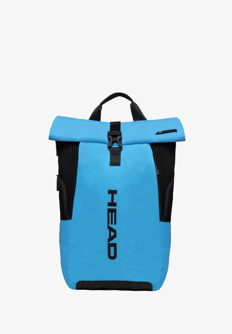 Sac à dos bleu avec rabat supérieur, fabriqué en tissu durable, avec des poches latérales en filet noir, une boucle centrale et un grand logo à l'avant.