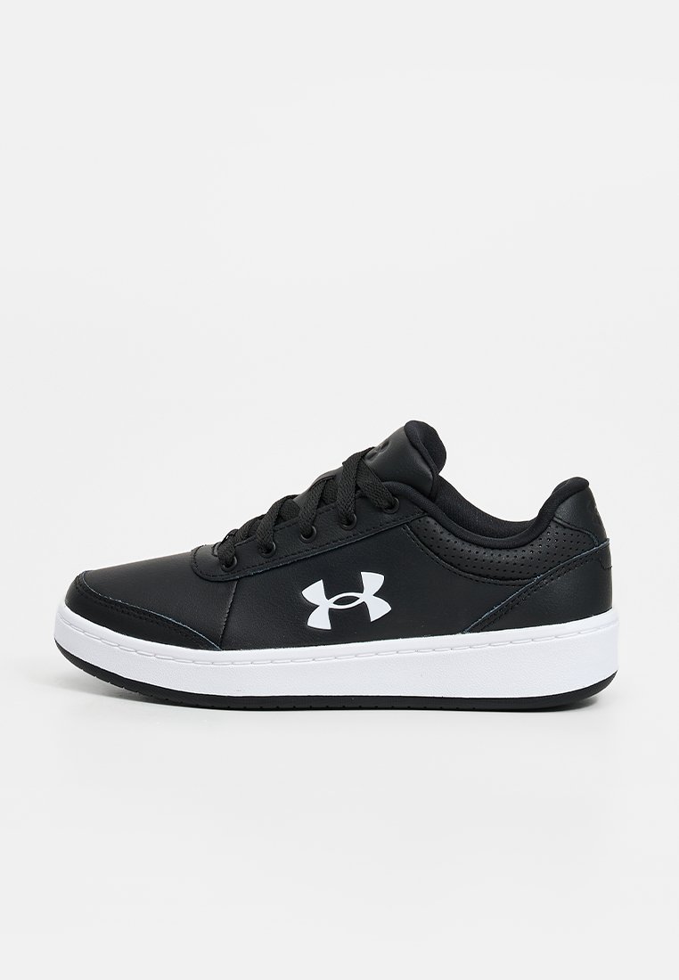 Zapatilla deportiva negra de perfil bajo con suela blanca y logo de Under Armour en el lateral, con cordones negros y cuello acolchado.