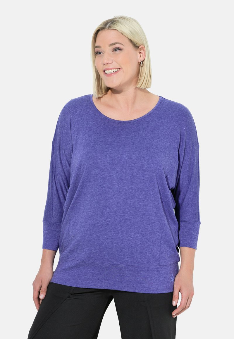 Paarse lange-sleeve top met een ronde halslijn en een losse pasvorm, gemaakt van zachte, lichte stof met een gladde textuur.