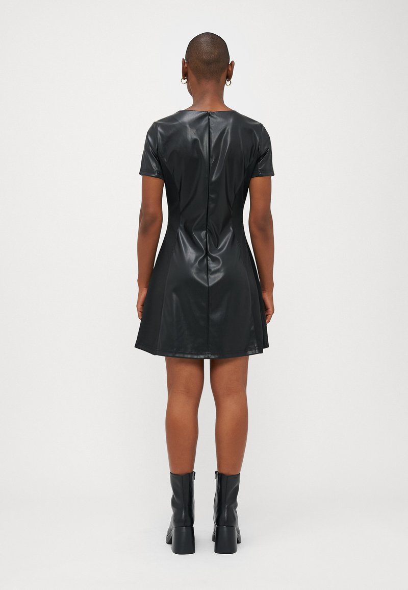 Schwarzes kurzes Kleid aus synthetischem Leder mit tailliertem Oberteil und ausgestellt Rock, mit einem Reißverschluss hinten und glatter, glänzender Textur.