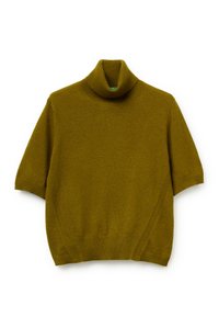 Olivově zelený svetřík s krátkým rukávem a rolákem, s žebrovaným límcem a lemem. Měkká textura, se šikmými švy po stranách.