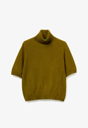 Zielonooliwkowy sweter z krótkim rękawem i golfem, z prążkowanym kołnierzem i dołem. Miękka tekstura, z ukośnymi detalami szwów po bokach.