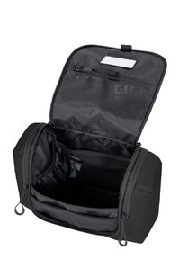 Neceser negro con la parte superior con cremallera, un compartimento principal y un bolsillo de malla interior. Presenta un exterior de nylon duradero y un forro suave.