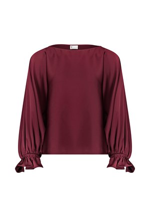Vinrød bluse med lange ærmer, bred bådhalsudskæring, rynkede puffærmer og flæsemanchetter.