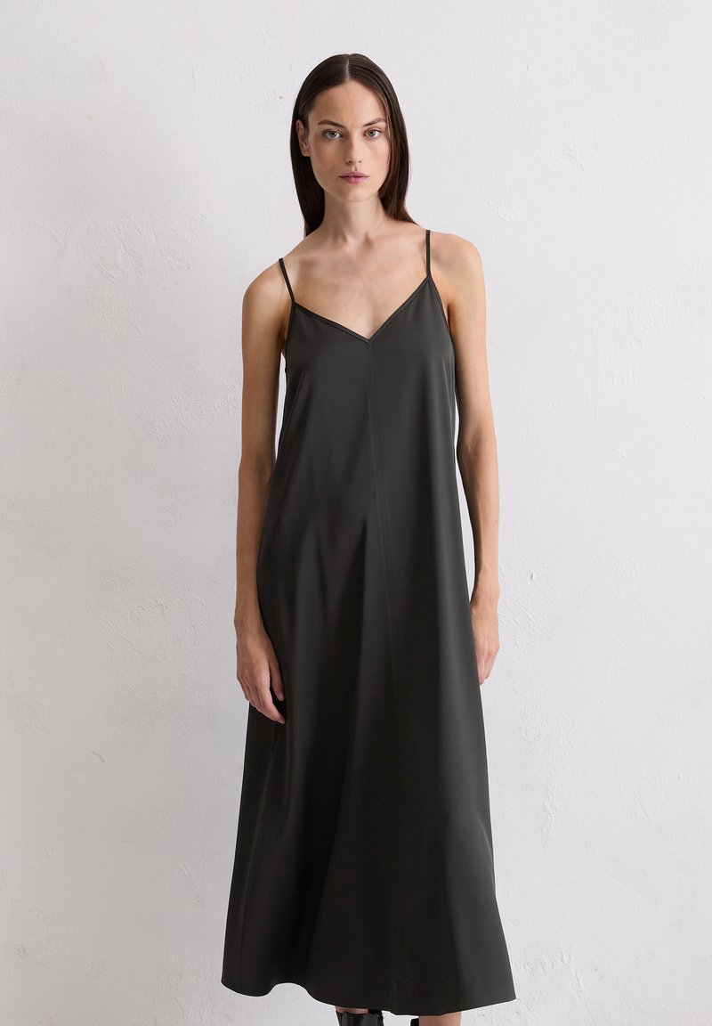 Dunkelgrünes Satin-Nachthemd mit dünnen Schulterträgern, V-Ausschnitt und fließender Silhouette. Glatte Textur mit minimalen Details.