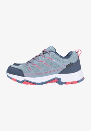 Chaussures de randonnée bleu clair avec accents gris, détails roses, étiquette imperméable, tige en mesh, col rembourré et semelle en caoutchouc durable avec traction.