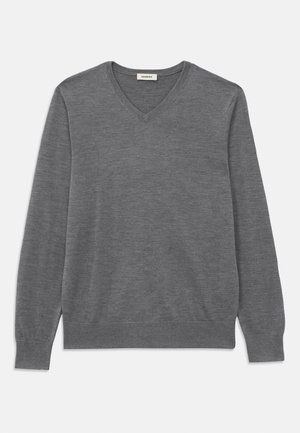 Pull gris à col en V en matériau doux, avec des manches longues et des détails côtelés au col et à l'ourlet. Design minimaliste.