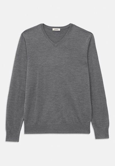 Sivi pulover s V-izrezom, izdelan iz mehkega materiala, z dolgimi rokavi in ribasto obrobo na ovratniku in robu. Minimalističen dizajn.