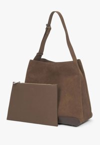 Brązowa tote bag z zamszu z odpinaną, płaską saszetką na zamek błyskawiczny. Charakteryzuje się miękką teksturą, szerokim otworem oraz mocnym paskiem na ramię.