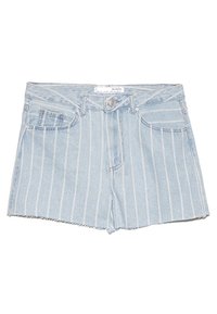 Pantaloni shorts in denim blu chiaro con strisce verticali bianche, design a cinque tasche, orlo sfrangiato e chiusura frontale a bottone. Texture consumata evidente.
