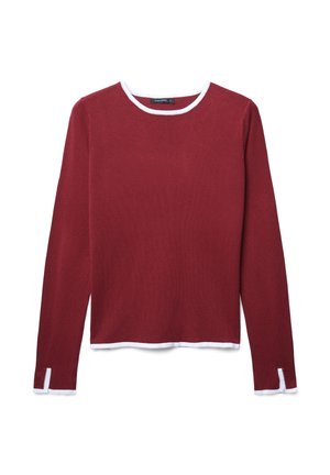 Haut à manches longues en tissu tricoté bordeaux, avec un col rond blanc et des poignets assortis, présentant de légentes fentes sur les côtés à l'ourlet pour plus de détails.