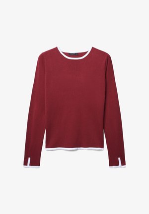 Langärmliges Oberteil aus burgunderfarbener Strickware, mit einem weißen Rundhalsausschnitt und Bündchen, sowie leichten seitlichen Schlitzen am Saum für zusätzlichen Detail.