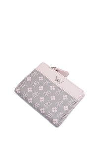 Péněženka s šedým potištěným tělem s vzory růžových květů a loga, doplněná světle růžovým zipem a akcenty.