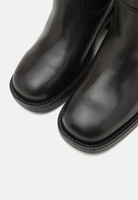 Pavement ANNELI - Platform boots - black