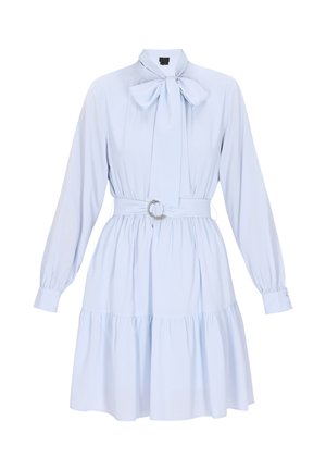 Vaaleansininen mekko, jossa on pitkät hihat, solmubow, vyötärö kiinnitetty metallipyöreällä vyöllä ja kerroksellinen helma. Sileä kangas.