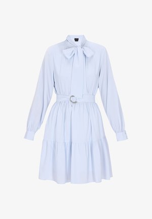 Világoskék hosszú ujjú ruha, masni gallérral, húzott derékkal, fémből készült kör alakú övvel és rétegzett szoknyával. Simaságú szövettextúra.