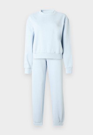 Lichtblauwe sweatshirt en bijpassende joggingbroek van zachte stof. Voorzien van geribbelde manchetten en tailleband met een comfortabele pasvorm.