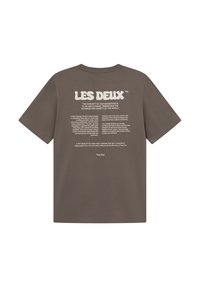 Brun bomull t-skjorte med korte ermer. Har stor hvit tekst på baksiden, inkludert merkenavn og trykket tekstbeskrivelse.