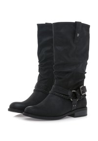 Botas negras hasta la rodilla con un estilo holgado, hechas de material suave. Presentan una correa trenzada y herrajes decorativos en el tobillo.