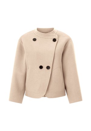 Beige kort jakke med høj krave, dobbeltknappet front, sorte knapper og sidelommer; lavet af et blødt, tekstureret stof.