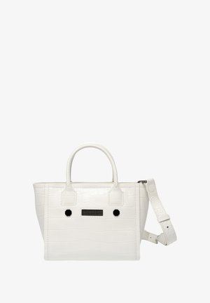 Sac à main en cuir blanc gaufré crocodile avec des poignées courtes et une bandoulière amovible. Présente des accents noirs et une fermeture éclair.