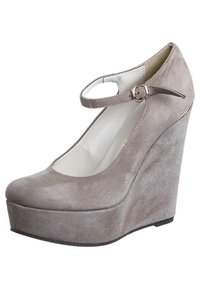 Šedý semišový klínový střevíček s kulatou špičkou, páskem na kotníku a kontrastním bílým vnitřkem. Hladká textura a platformní design zvedají patu.