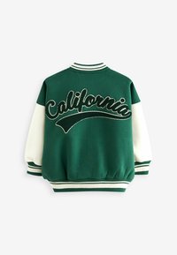 Zielono-biała kurtka varsity z zaokrąglonym kołnierzem, elastycznymi mankietami i naszywką "California" na plecach w kontrastowym kolorze.