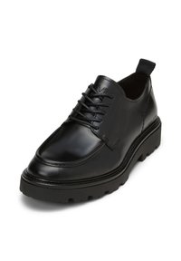 Zapatos de cuero negro con un acabado suave, punta redonda, diseño de cordones, suela de goma negra gruesa y tirador en la parte trasera.