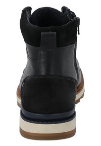 Czarne skórzane botki za kostkę z zamszu, z brązową podeszwą, zamek błyskawiczny z tyłu oraz ciekawą fakturą; posiadają wyściełany kołnierz dla komfortu.