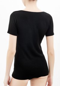 T-shirt nera a maniche corte realizzata in tessuto morbido, con scollo rotondo e silhouette aderente, che mostra una texture liscia sul retro.