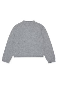 Grå strikket genser med rund hals, lange ermer og cropped design. Myk tekstur med et subtilt mønster over hele.