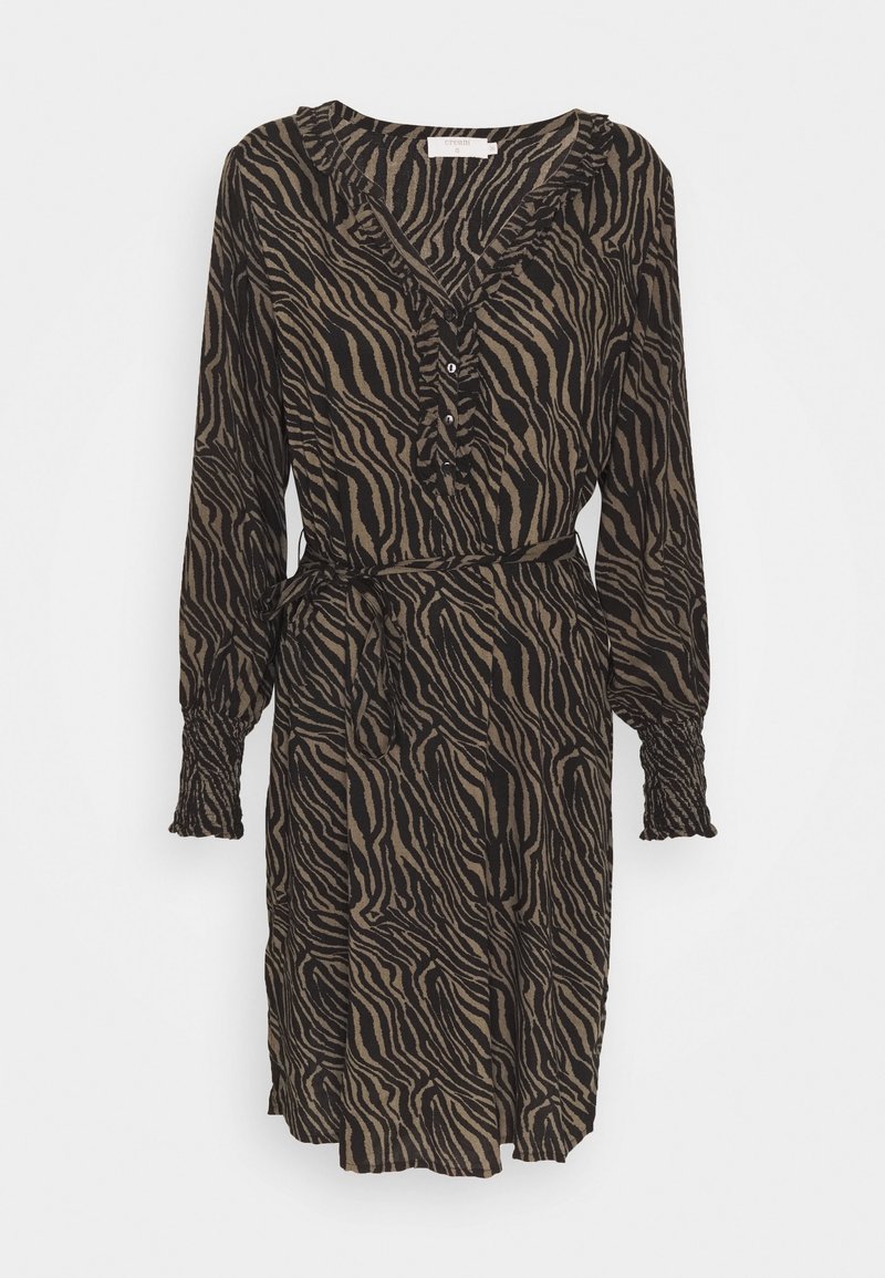 Robe à manches longues avec rayures zèbre noires et marron, col en V boutonné, col à volants, poignets smockés et ceinture à nouer assortie à la taille.