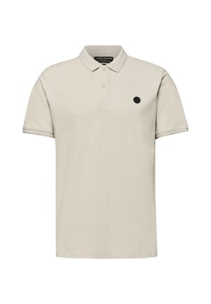 Polo beige à manches courtes pour hommes, avec deux boutons, un col, et un petit logo circulaire noir sur le côté gauche de la poitrine.