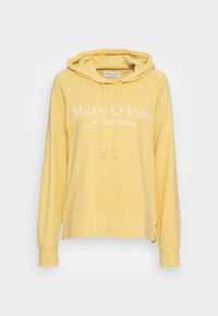 Felpa gialla con cappuccio e lacci, materiale in cotone morbido, logo frontale con testo "Marc O'Polo EST. A STOCCOLMA" e aperture laterali per un maggiore comfort.