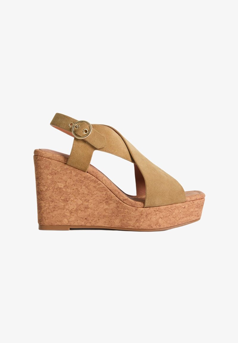Beige Wildledersandale mit Keilabsatz und Kreuzdesign, Kork-Plattform und verstellbarem Knöchelriemen mit goldfarbener Schnalle. Glatte Textur und offene Zehen.