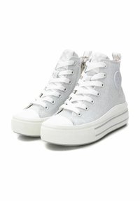 Zapatillas altas con una parte superior de tela texturizada de color gris claro, puntera y suela de goma blanca, y detalle de cremallera desmontable.
